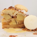 ハナツムリ - 【2024.09】キャラメルりんごと焼き芋のタルト・バニラアイス添え(税抜650円)