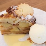 ハナツムリ - 【2024.09】キャラメルりんごと焼き芋のタルト・バニラアイス添え(税抜650円)