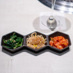 Yakiniku Ushifuji Nishi Shinjuku Honten - 自制泡菜和三种拌菜拼盘