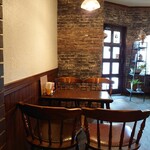 ヱビス珈琲 - 内観✨テーブル席は3セットあり。