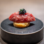 USHIGORO S. - キャビアと和牛の燻製タルタル