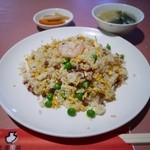 上海園林 - 園林炒飯 特製五目チャーハン 1050円。