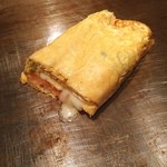 鉄板いづみ - だし巻きもふわふわ！
            中にチーズと明太子入ってるし＼(^o^)／
            次はオムそば食べたい！