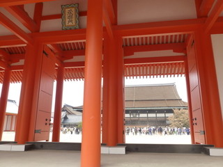 Yaoichi Honkan - 朱塗りの建礼門から紫宸殿をみる。