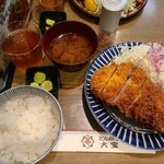 とんかつ 大宝 - 特上ロース定食全景。味噌汁は赤だしです。卓上の岩塩がよく合いました