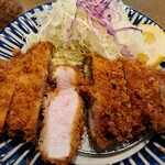 とんかつ 大宝 - Xよりも火が通っているように見えますが、銘柄指定なしのこちらの特上ロースでも、しっとり繊細な肉質は十分堪能できました