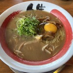 徳島ラーメン人生 - 甘辛いスープが生卵を入れることでさらに濃厚に