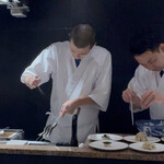 赤坂 島袋 - お弟子さん、鮎に塩振り中