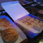 Bar 宮 - 某有名店の焼売に餃子。これは持ち込み。