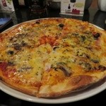 ご近所の、とあるバーのちょっと有名なピザ。