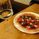 串酒場チチカブ - 絶品★やわらかチャーシュートマトピザ：780円+白ワイン　グラス：280円(14年04月)