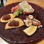 GONZA - 選べる3種盛り合わせ、3種選んで900円〜、税込価格、以下内税表記