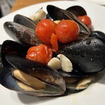 GONZA - ムール貝のワイン蒸し М（500g）2500円、ムール貝の食感ちょっとゴムみたいな印象持ってたけどこれはプリプリふっくらしてて概念変わった。