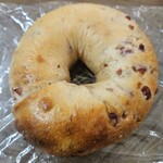 ワイルドマンベーグル - クランベリーとホワイトチョコのベーグル　420円