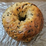 ワイルドマンベーグル - セサミとオニオンのベーグル　320円