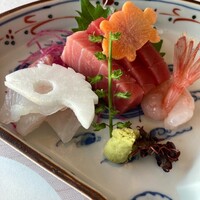 大志満 椿壽 丸ノ内店 - ▶︎造り
                  鮪.鯛.甘海老.盛り合わせ/鶴大根/亀人参み
                  本鮪トロの旨味.鯛の歯応え.甘海老の甘さ
                  