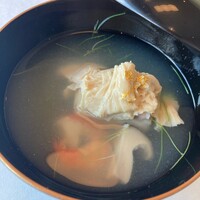 大志満 椿壽 丸ノ内店 - ▶︎吸物
                ハタの東寺蒸し/巻海老/金箔湯葉
                淡白.奥深い味のハタとエビ.茸.汁のコンビに滋味あり
                湯葉に飾られた金箔が加賀金沢を想起させる