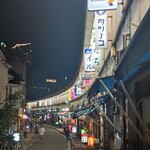 GONZA - お店の向かいには撮影でよく使われているかの有名な都橋飲食店街が。アジアな感じ出てる。