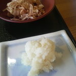 石窯料理・石臼挽きそば 花園 - おろしそばの辛味大根と鰹節