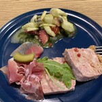 スラッシュカフェアンドバー 川崎 - 取り分け後の前菜