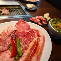 天空焼肉 星遊山 - ６種位の和牛盛り合わせ。バラカルビが一番美味しかった。タンのレモン汁あったからもっと良かったです。
