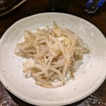 粉ひで - お通しはもやしのナムルみたいなの