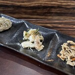 菜食健美 美卯 - (左から)ゴボウの塩おから、長芋とワカメのじゃこ炒め、千切り大根の利休煮。余計なものは入れない、素材そのものの美味しさを引き立てる製法が素晴らしい。"素"の大切さを教えてくれる。