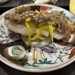 菜食健美 美卯 - 鱈の梅香味たれ。小ぶりながら身がふっくらとして、さっぱりとしつつも味噌のような麹のような深い余韻が残る印象。