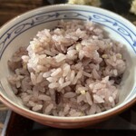 菜食健美 美卯 - 雑穀ご飯。黒米、ひえ、あわ、と一緒に炊き上げる。粒感がしっかりしていて、よく噛むと味わい深くご飯だけでも箸が進む。