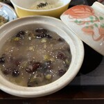 菜食健美 美卯 - 萩豆腐。数種類の豆類にとろみがつき、その下は牛乳と寒天を半分ずつにして固めた丸山豆腐というものが使用されているらしい。