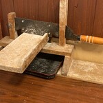 のだや餅舗 - 店内には餅切り包丁もあります