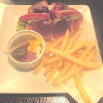 バーアルディ - 定番のホットドックはポテトフライ、ピクルスが付いていて、GOOD！なおつまみになる