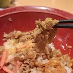 すき家 - 牛をリフト