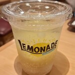 すき家 - レモンスカッシュ。ちょっと溶かして飲もう