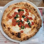 ゼッキーニピッツァ バンカレッラ - マルゲリータd.o.c 水牛のモッツァレラと高糖度トマト