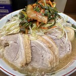 ラーメン二郎 - 小ぶた（1,070円）＋ネギ（120円）＋ニラキムチ（120円）＋味付玉子（120円）、ニンニクコール