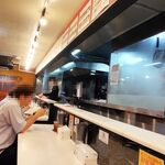 蒙古タンメン中本 - 店内と厨房の様子