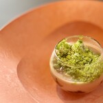 プレゼンテ スギ - 桃のニョッキ、セロリの葉のグラニテ添え。自家製ニョッキは数分前に作られたばかりの出来たてほやほや。その弾力の違いは歴然！