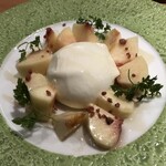 Sake Wine 양식당 사리에 - 백도복숭아와 브루라타 치즈, 꿀 ¥1,320 세금 포함