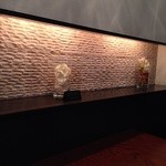 スペッロ - 白と黒とウッドを基調とした落ち着いた店内