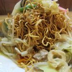 長崎ちゃんぽん・皿うどん 球磨 - 香ばしく盛り上げ状態に揚げられた麺