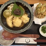 手打ちうどん ヤマエ - ハモ天と梅冷かけ(左)とゴーヤとトウモロコシのかき揚げ(右)