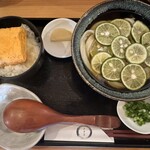手打ちうどん ヤマエ - すだち冷かけ(右)と卵かけご飯SP(左)
