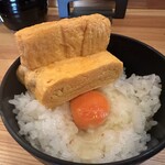 手打ちうどん ヤマエ - 卵かけご飯SPはだし巻きの下に生卵があります