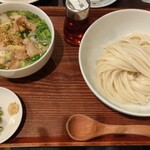 手打ちうどん　 いしづか - 牛ホルモンつけ汁うどん（中）1,200円
