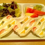 果実園 リーベル 横浜ランドマークプラザ店 - フルーツサンド　1,320円