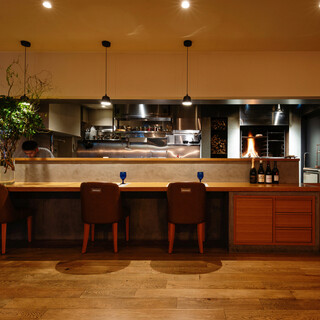 薪火を眺めながらお一人でも利用できるカウンター。