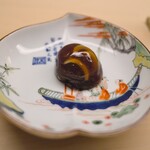 道人 - 和菓子は初雁。こし餡に中の百合根で雁の飛ぶ様を表現。葛でコーティング。秋ももうすぐ。