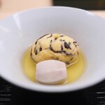道人 - ひろうず。中に入れた百合根と銀杏がとても上品な炊き方で。合わせる出汁、そして小芋の炊き方、どれも完璧。