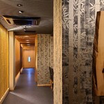 和肉 正 - 店内は入口から続く壁は竹林の壁紙、ガラス張り壁側には本物の竹、ダークグレーの天井&個室側は木板張り天井、灰紫色の床、モダンと侘び寂びとをクロスオーバーした個性的な和の趣きのある雰囲気、BGMはJAZZ